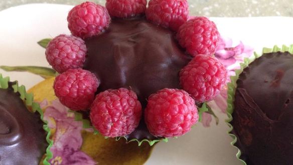 Рецепт Маффинов с шоколадной крошкой, украшенные малиной