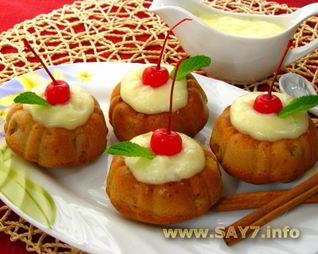 Маффины с яблоками и корицей под ванильным соусом