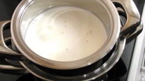 маффины с яблоками и корицей под ванильным соусом