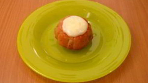 маффины с яблоками и корицей под ванильным соусом