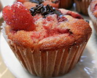 Маффины с ягодами и орехами