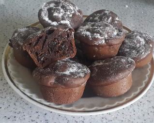 Шоколадные маффины с какао и изюмом