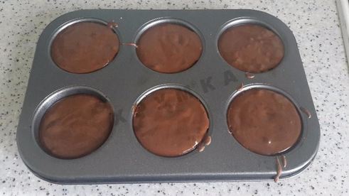 шоколадные маффины с какао и изюмом