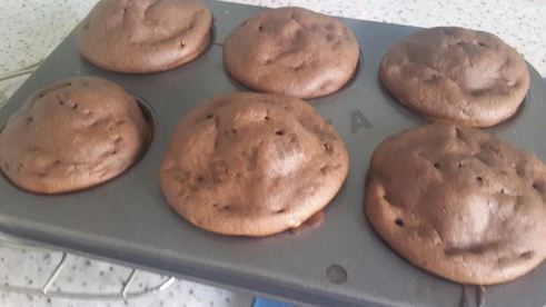 шоколадные маффины с какао и изюмом