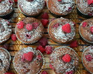 Шоколадные маффины с малиной