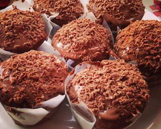 Шоколадные маффины с шоколадом и орешками