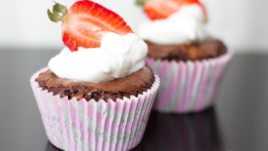 Рецепт шоколадных маффинов со взбитыми сливками