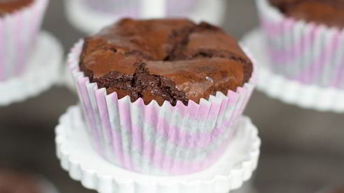 шоколадные маффины со взбитыми сливками