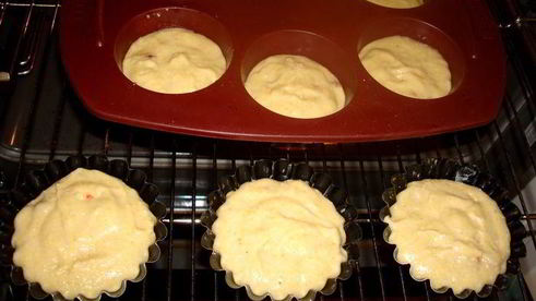 творожно-кукурузные маффины с бананами и клубникой