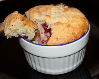 Вишнево-миндальные маффины с белым шоколадом