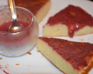 Манник с земляничным соусом