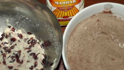 постный шоколадный манник с вяленой клюквой