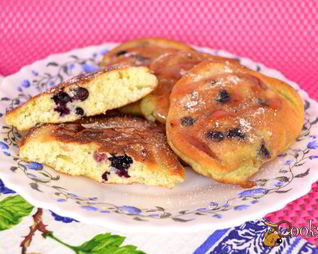 Бисквитные оладьи с черникой