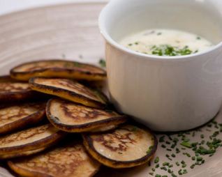 Гречневые оладьи с грибным соусом