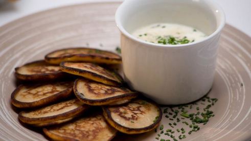 гречневые оладьи с грибным соусом