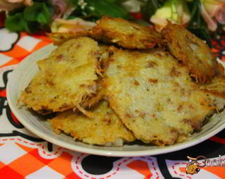 Картофельные оладьи с мясным фаршем и жареным луком