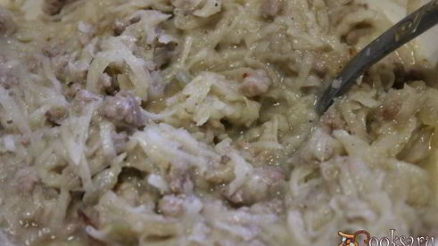 картофельные оладьи с мясным фаршем и жареным луком