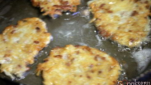 картофельные оладьи с мясным фаршем и жареным луком