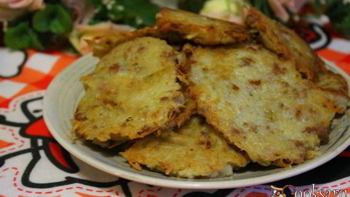 картофельные оладьи с мясным фаршем и жареным луком