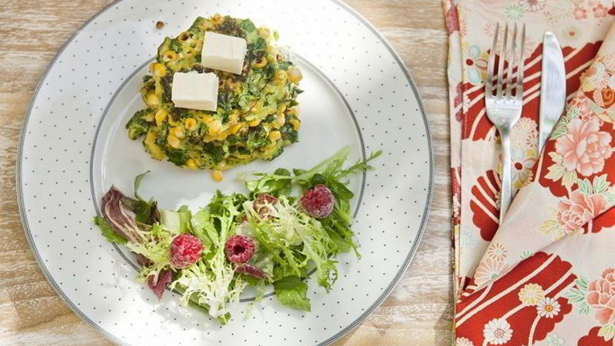 Рецепт кукурузных оладий с овощами и сливочным сыром