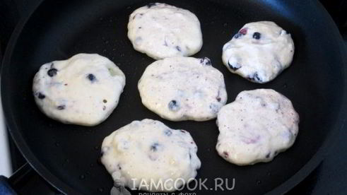 оладьи без яиц с ягодами