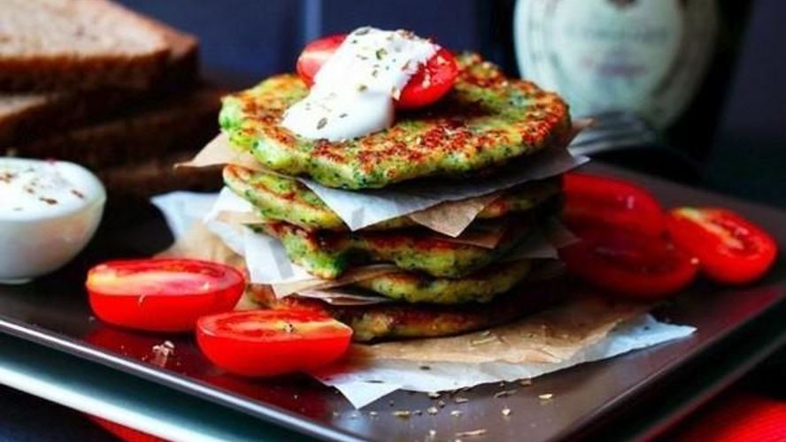 Рецепт оладий из брокколи и сыра пармезан