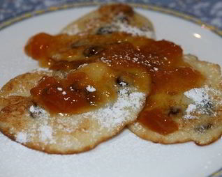 Оладьи из манки с изюмом