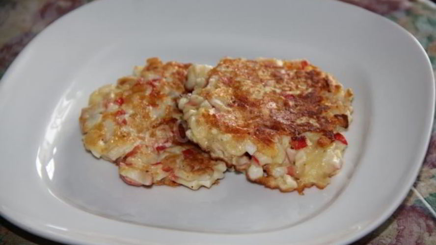 Рецепт оладий с крабовыми палочками и сыром