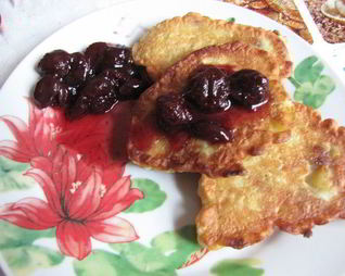 Оладьи с яблоками и изюмом