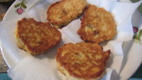 оладьи с яблоками и изюмом