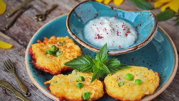 Рецепт Овощных оладий с адыгейским сыром и горошком