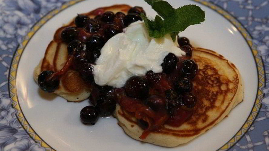 Рецепт сладких оладушек с ягодами и йогуртом
