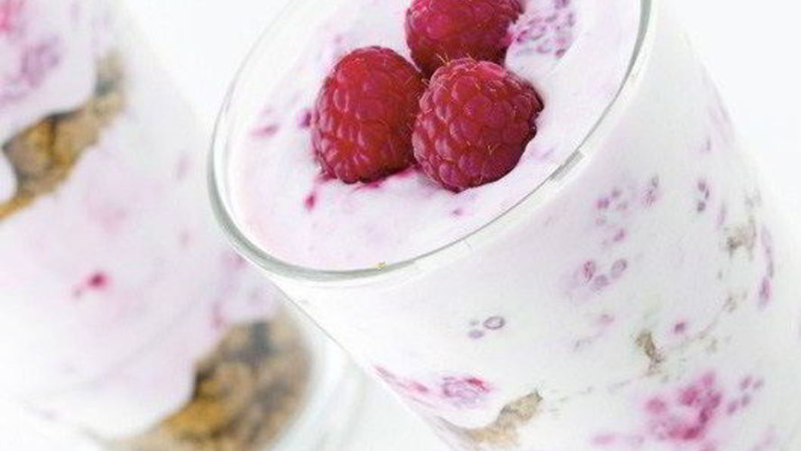 Рецепт десерта из малины с греческим йогуртом и печеньем