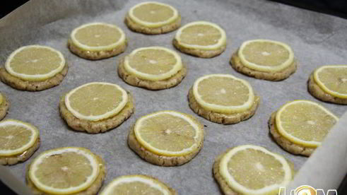 миндальное печенье с дольками лимона