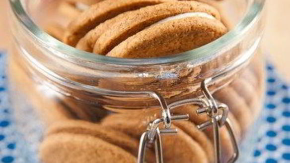 Рецепт Печенья из цукини с орехами и сырной прослойкой