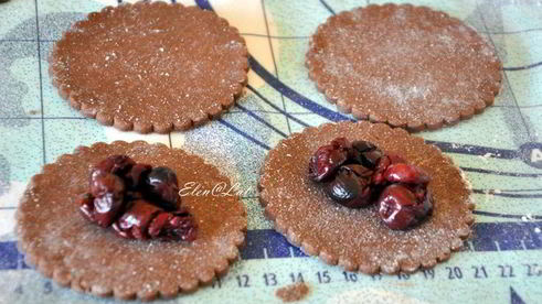 шоколадное печенье с вишней