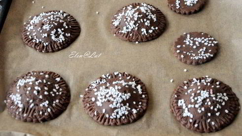 шоколадное печенье с вишней