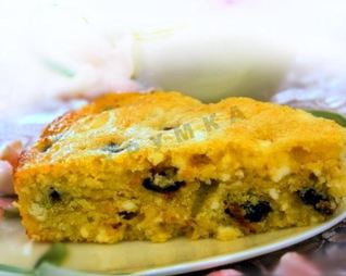 Апельсиновый пирог с творогом и черносливом