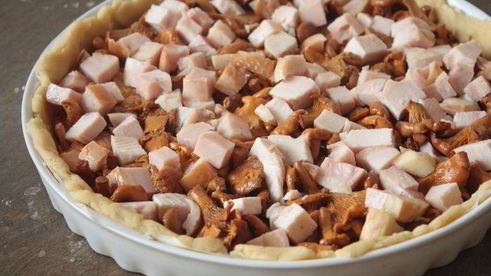 киш с лисичками и копченой уткой