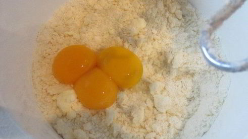 летний яблочно-персиковый пирог