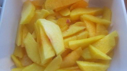 летний яблочно-персиковый пирог