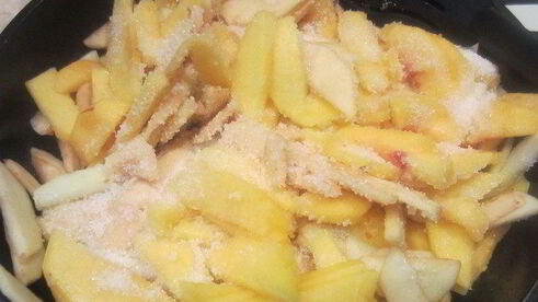 летний яблочно-персиковый пирог