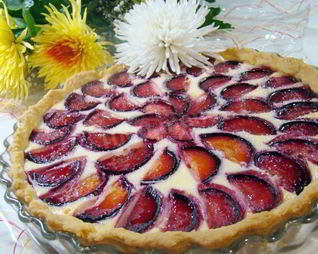 Песочный пирог со свежей сливой