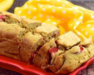 Пирог с бананами и клубникой