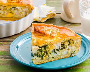 Пирог с белой рыбой, анчоусами и луком-пореем