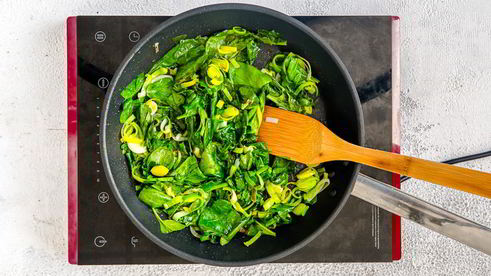 пирог с белой рыбой, анчоусами и луком-пореем