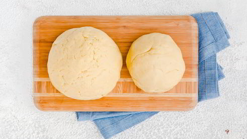 пирог с белой рыбой, анчоусами и луком-пореем