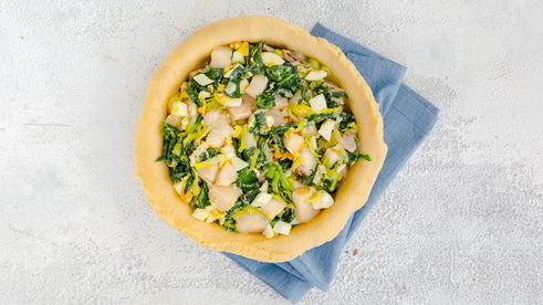 пирог с белой рыбой, анчоусами и луком-пореем