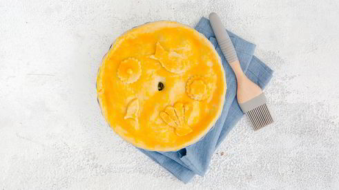 пирог с белой рыбой, анчоусами и луком-пореем