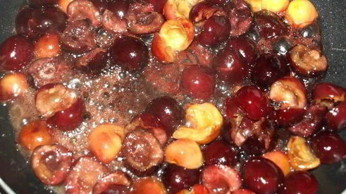 пирог с черешней, голубикой и десертным вином